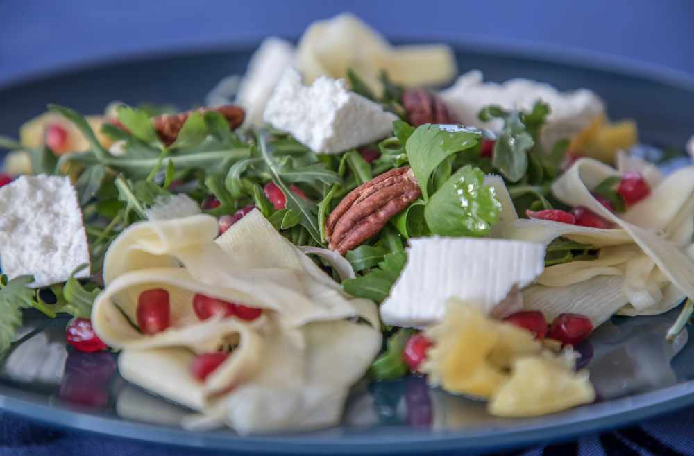 Winterlicher Salat mit roher Pastinake und Zitrone