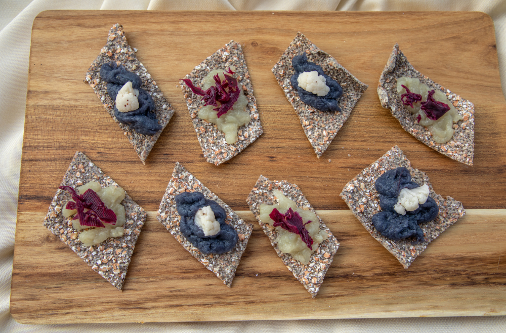 Glutenfreie Cracker aus Chia und Buchweizen mit bunter Zwiebelcreme